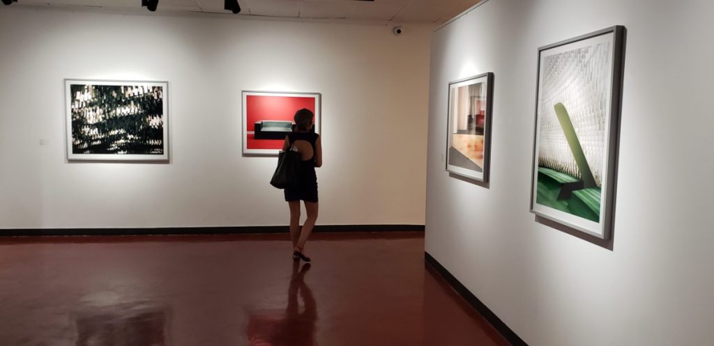 Au sous-sol de l'exposition L'Entracte du photographe Matthias Hoch, au Goethe-Institut, sont exposées des photos de monuments de Paris, réalisées en 2019. © Pierre d'Ornano / Aeternus.fr