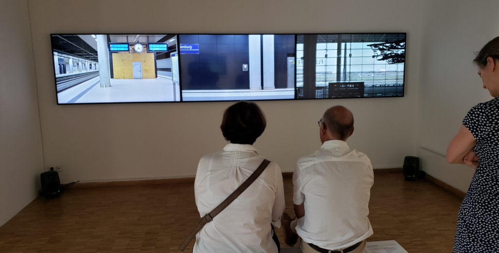 Matthias Hoch, Berlin (2021). Installation vidéo et sonore à trois canaux. Exposition l'Entracte, Goethe-Institut Paris 2022. Photo © Pierre d'Ornano / Aeternus.fr.png