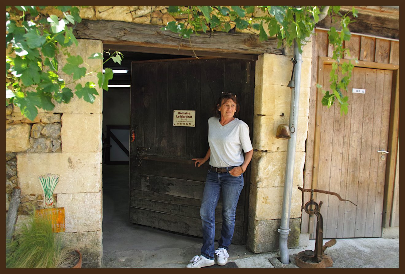 Katia Ollivier Coutelier, à l'entrée de l'espace de dégustation de son domaine, Le Martinat. Photo © Pierre d'Ornano/Aeternus.fr