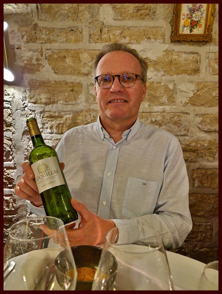 Arnaud Thomassin à la table du restaurant L'Évadé. Photo © Pierre d'Ornano | Aeternus.fr