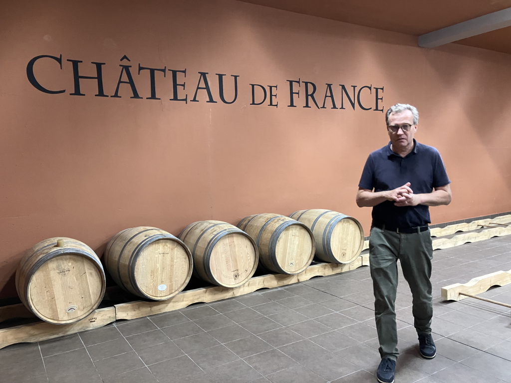 Arnaud Thomassin au chai. Photo © Château de France