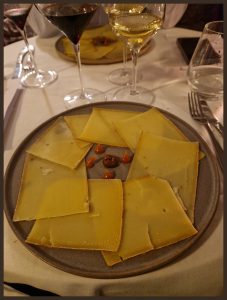 Accord avec une tome de Grisons Suisse, pâte de figue et condiment abricot, réalisé par le chef de l'Évadé Remi Poulain. Photo © Pierre d'Ornano | Aeternus.fr