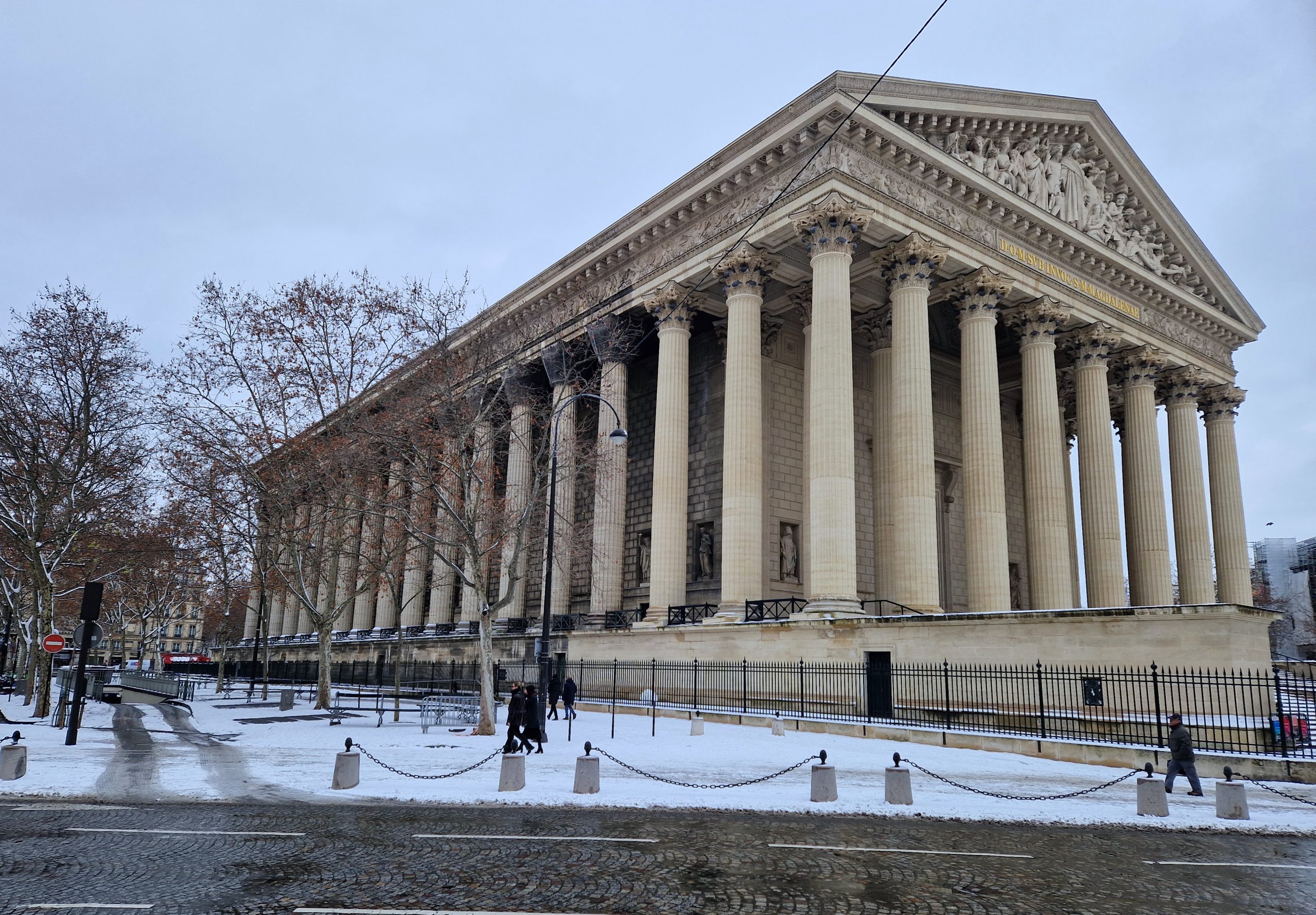 Le Foyer est situé au rez-de-chaussée d’un immeuble place de la Madeleine à Paris, église de style néoclassique au portique octostyle, un édifice bâti à l’origine par Napoléon Ier pour glorifier son armée, achevé en 1842, puis transformé en église en 1845. Aux beaux jours, des tables sont dressées sur le contour sud de l’édifice, orné de 52 colonnes corinthiennes. Photo © Pierre d'Ornano | Aeternus.fr