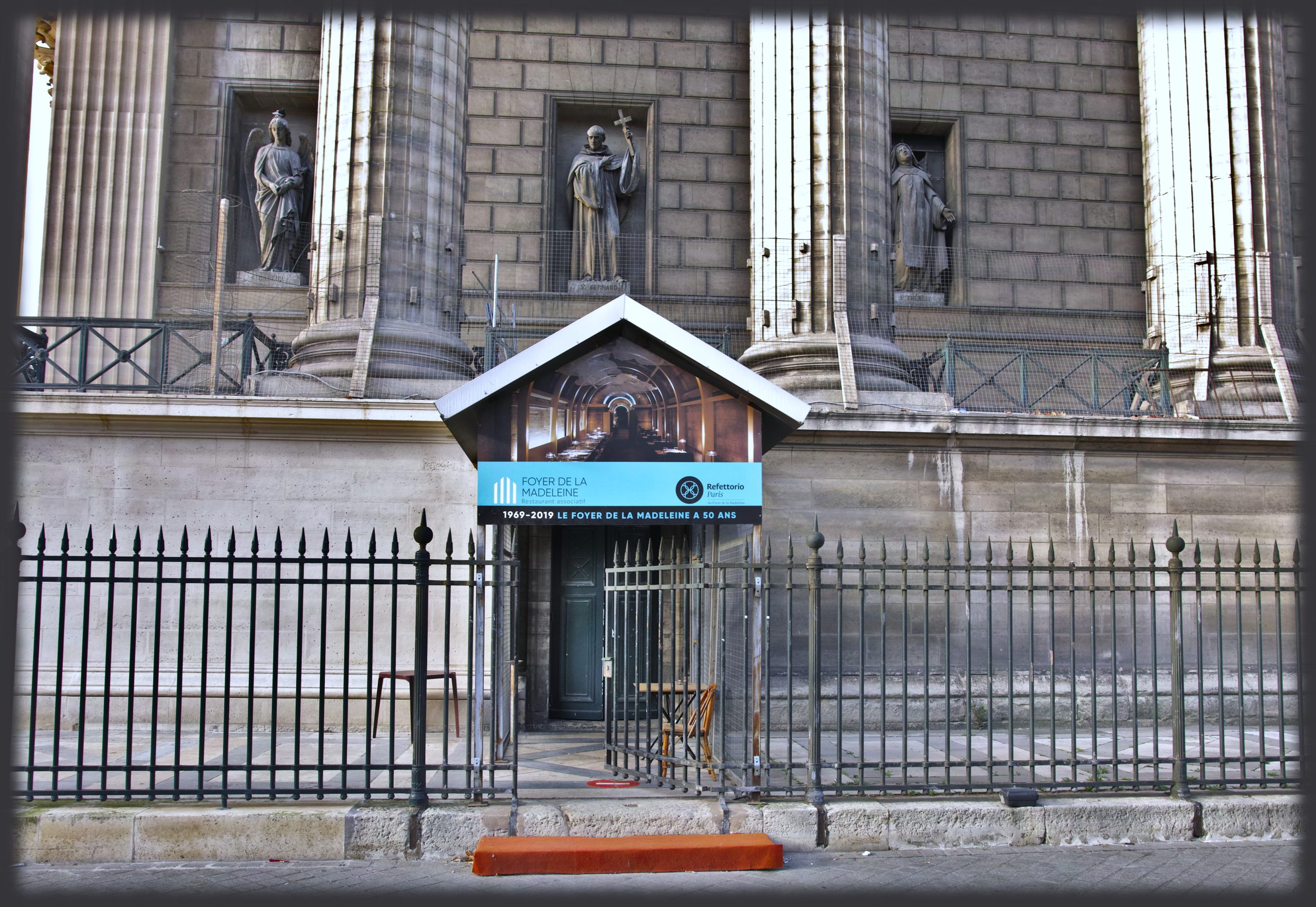 L'entrée du Foyer de la Madeleine où les menus suivent les saisons. Photo © Pierre d'Ornano | Aeternus.fr