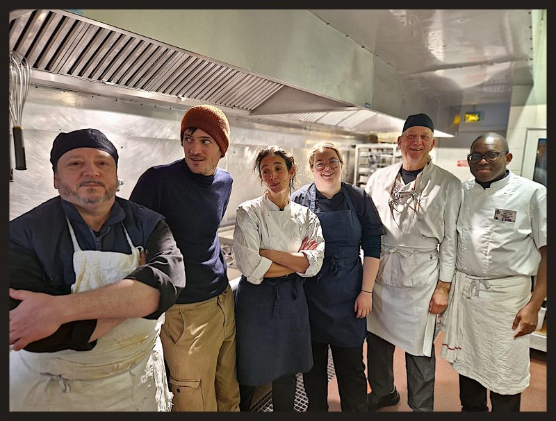 La brigade, de gauche à droite : Christophe (bénévole), Witold (fondateur du restaurant et traiteur "La Traversée", 2 Rue Ramey, 75018 Paris), Victoire (cheffe de cuisine), Cécile, Christophe et Amra. Photo © Pierre d'Ornano | Aeternus.fr