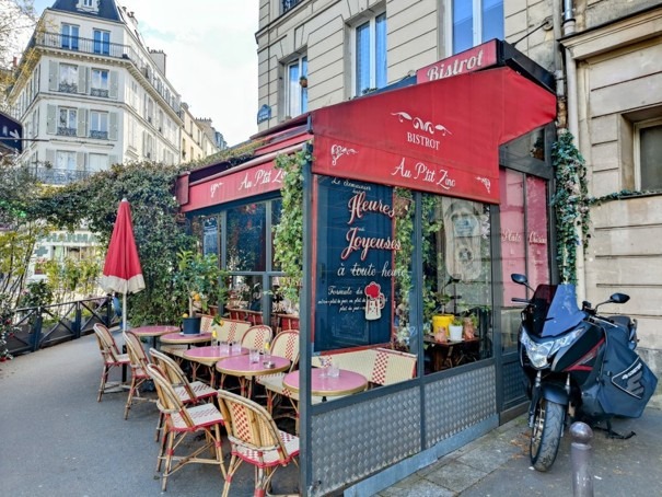 Bistrot Au Petit Zinc, rue des Plantes 75014, le patron considère ses clients comme ses copains. Son Morgon (Beaujolais), ses rillettes maison, son bourguignon et surtout sa blanquette sont des “must”. Photo © François Collombet