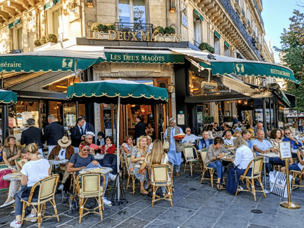 Comme son voisin, Le Flore, le Café des Deux Magots est devenu un lieu iconique connu dans le monde entier. Il est situé directement place Saint-Germain-des-Prés. Photo © François Collombet