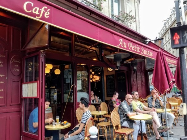 Dans le quartier étudiant de la Sorbonne, ce café Au Petit Suisse fait office de point de ralliement pour les étudiants comme pour les professeurs et les touristes. On peut profiter de la petite terrasse qui donne directement sur les jardins du Luxembourg, dès que le temps est au rendez-vous. Photo © François Collombet