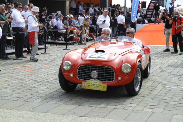 La Ferrari 166MM, troisième voiture conçue par la Scuderia, victorieuse en 1949 dans la course des ‘Mille Miglia’. Elle fut victorieuse également cette même année au Mans et à Spa dans la catégorie des 1 501 à 2000 cm2 et à l’indice de performance. Avec la 166MM Ferrari marque sa 1ère participation au Mans en enregistrant sa 1ère victoire. Ici, à la parade des pilotes. Photo © Pierre d’Ornano | Aeternus.fr