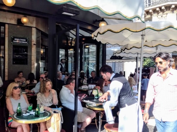 Le Café de Flore, boulevard Saint-Germain (tout près de l’église Saint-Germain-des-Prés) est un café historique incontournable. Véritable institution parisienne, il est célèbre pour son ambiance mythique et son emplacement privilégié . Photo © François Collombet