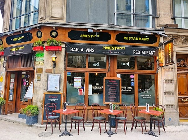 Le Mesturet est un bistrot traditionnel parisien (rue Richelieu) situé au cœur de Paris, entre l’Opéra et le musée du Louvre. Comme ici et dans la plupart des bistrots, on trouve une terrasse et à l’intérieur, le comptoir, ce fameux zinc, véritable cœur de l’établissement, plus une salle de restaurant. Photo © François Collombet
