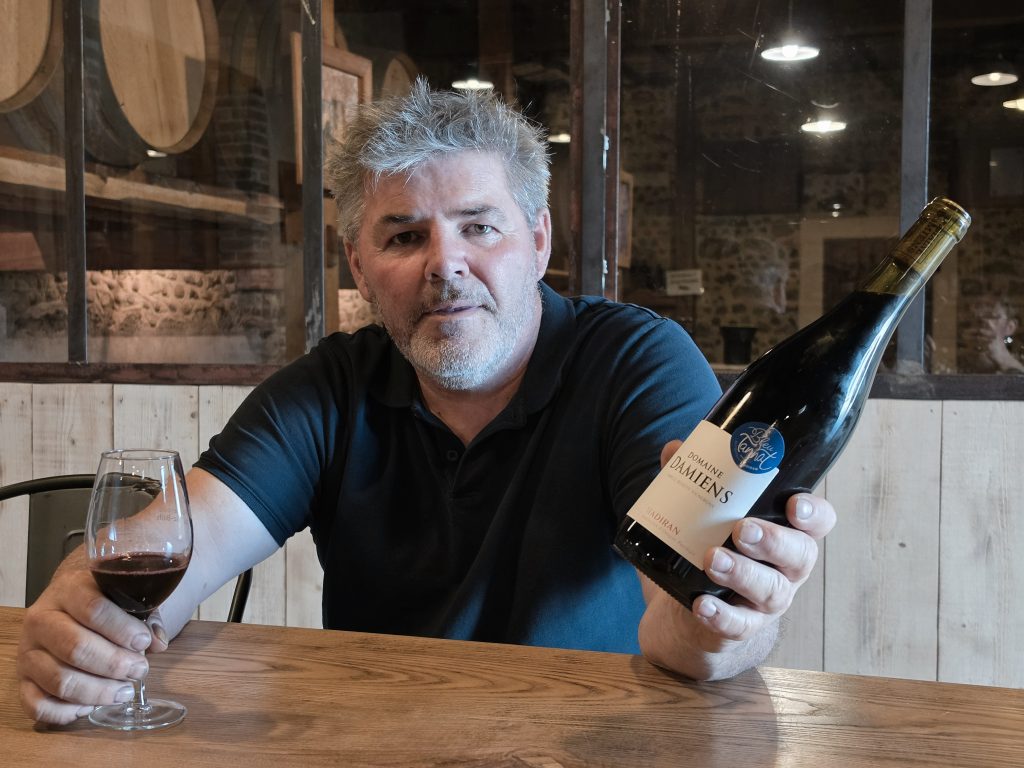 Pierre-Michel Beheity, domaine Damiens : Après des études viti-oeno, Pierre-Michel Beheity a, en 1993, rejoint le Domaine familial. En 2008, il entame la restructuration du vignoble initial à densité élevée, privilégiant le cépage Tannat, explorant de nouveaux terroirs par l’achat d’un nouveau coteau et la location de vignes sur un village voisin. Tout n’est pas restructuré afin de garder un capital vieilles vignes. Michel Beheity est à l’origine de la conversion des 16 hectares du domaine en Agriculture Biologique. Photo © DR
