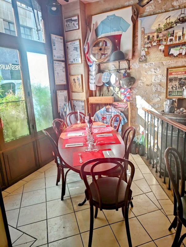 Pour un peu d’intimité au Mesturet, cette table vous tend les bras. Photo © François Collombet