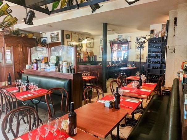 Salle à manger du Mesturet, 77, rue de Richelieu avant la pause du déjeuner. Alain Fontaine qui se qualifie d’aubergiste y attend aux abords de la Bourse les nombreux habitués, les touristes en mal d’authenticité, et sans doute les voisins journalistes de l’AFP (Agence France Presse). Photo © François Collombet