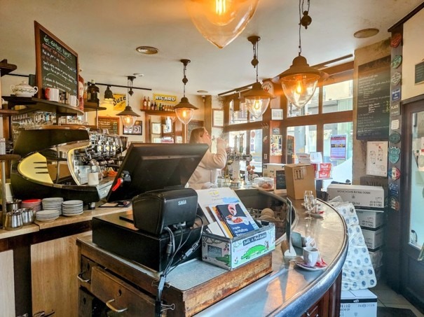 Un bistrot (ou bistro) est avant tout un comptoir en zinc où l’on peut consommer boissons alcoolisées ou non et des plats de cuisine traditionnelle faite maison. C’est aussi un lieu de convivialité et de rencontres comme ici au Mesturet à Paris. Photo © François Collombet