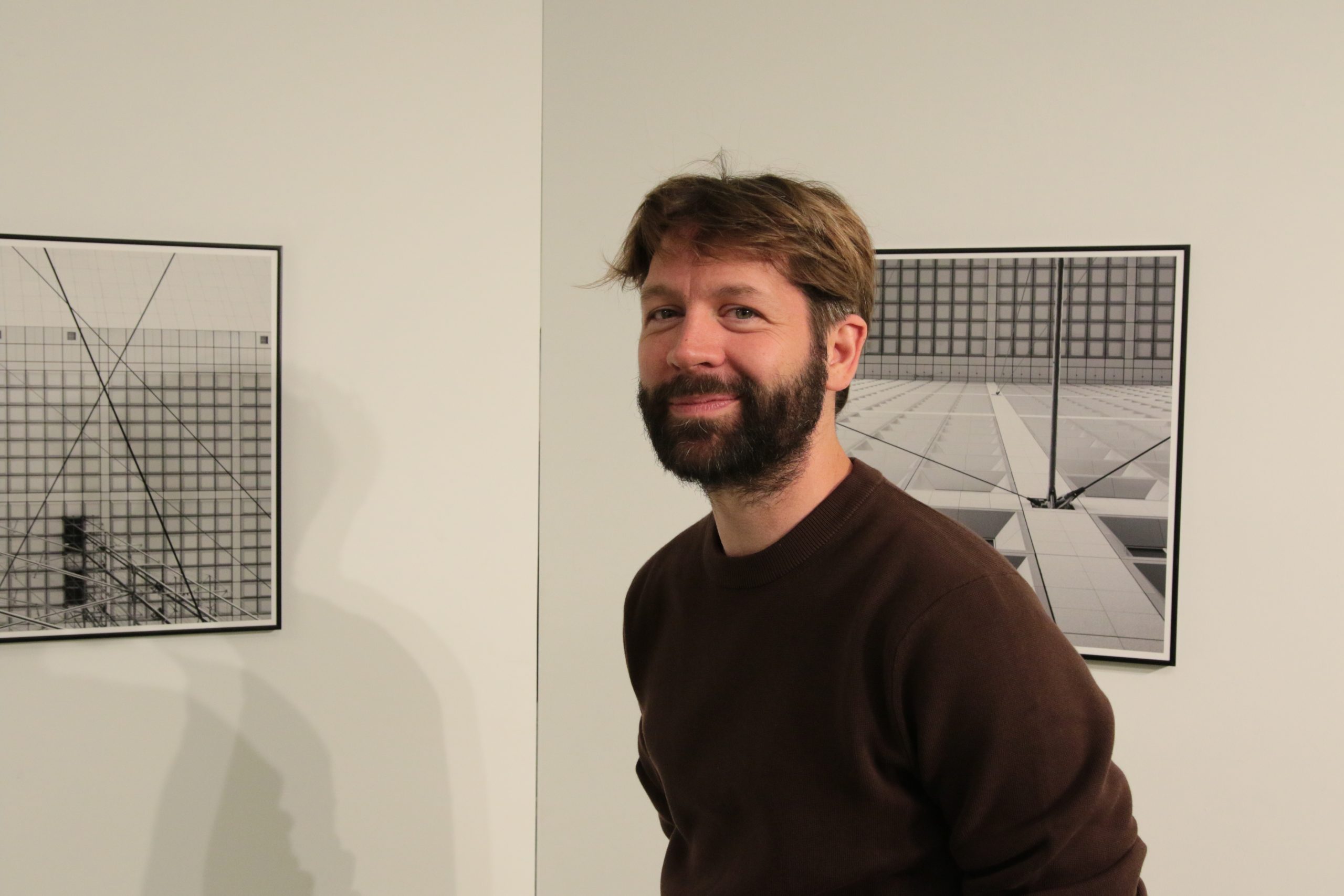 Paul Nouallet à la Galerie VU', lors de l'exposition « L’épreuve du réel – Chapitre 3 ». Photo © Pierre d'Ornano