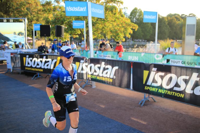 Triathlonienne, quelque mètres avant la ligne d'arrivée. Évian 2026. Photo © Pierre d'Ornano