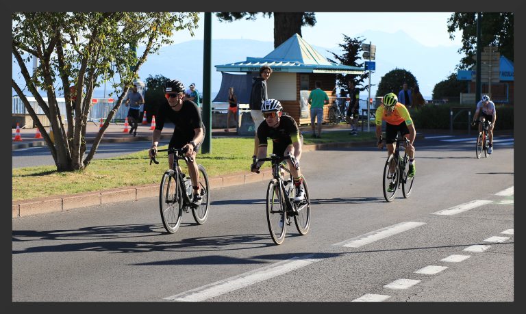 Cyclistes sur le parcours Olympique. Photo © Pierre d'Ornano