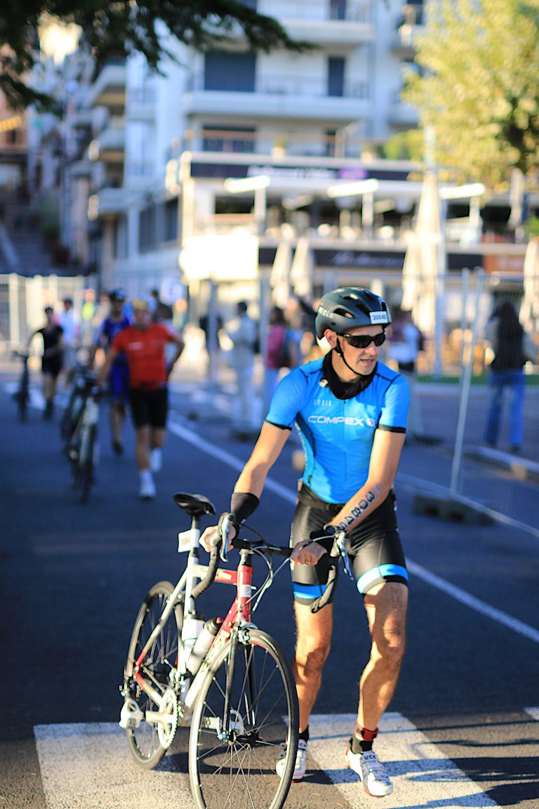 Triathlon d'Évian 2026, cycliste à pied. Photo Pierre © d'Ornano