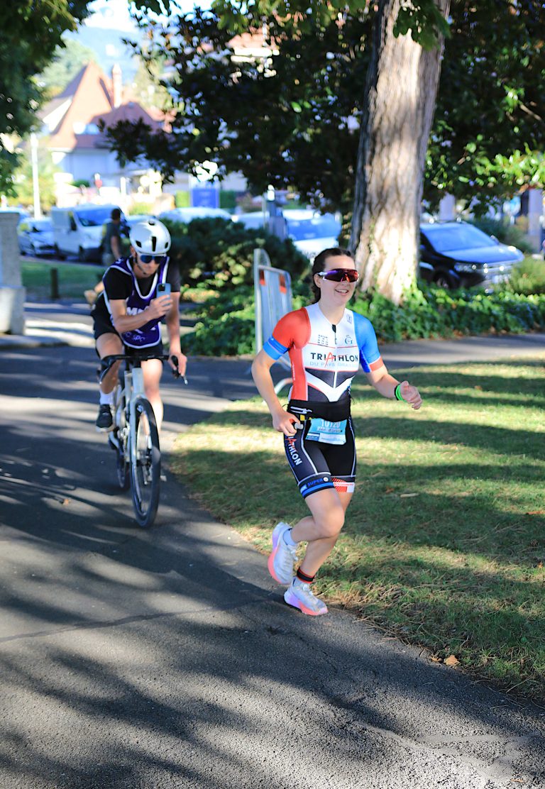 Triathlon d'Evian 2026, cycliste et coureuse à pied. Photo Pierre d'Ornano